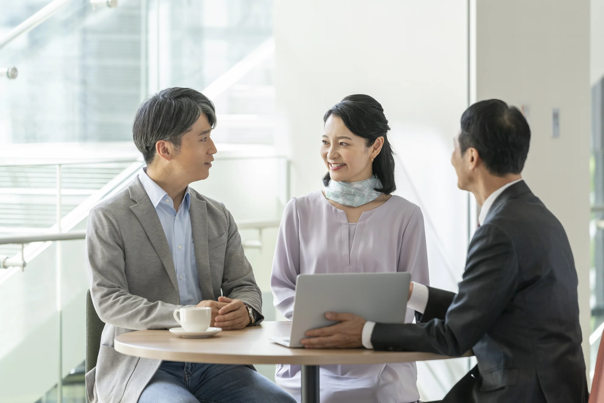 ご利用について相談するご家族とスタッフ